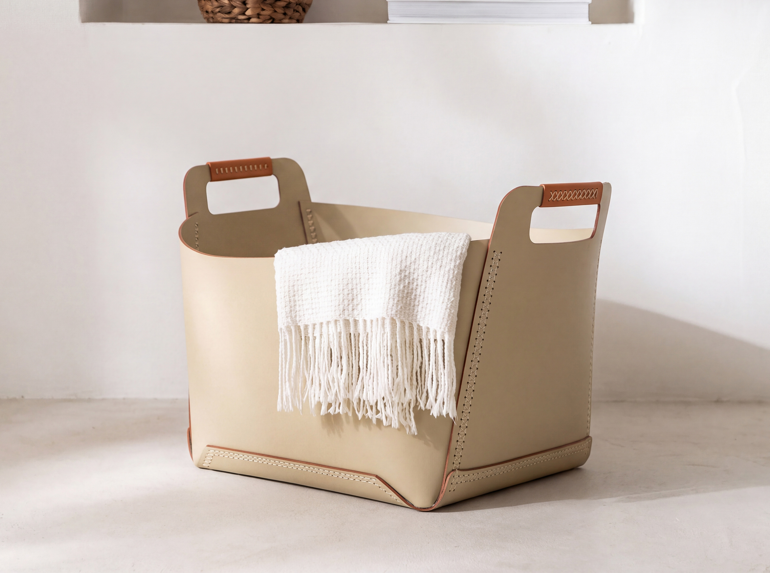 Cesta contenitore decorativa rettangolare in pelle rigenerata color sabbia con maniglie Cesta contenitore decorativa rettangolare in pelle rigenerata color sabbia con maniglie