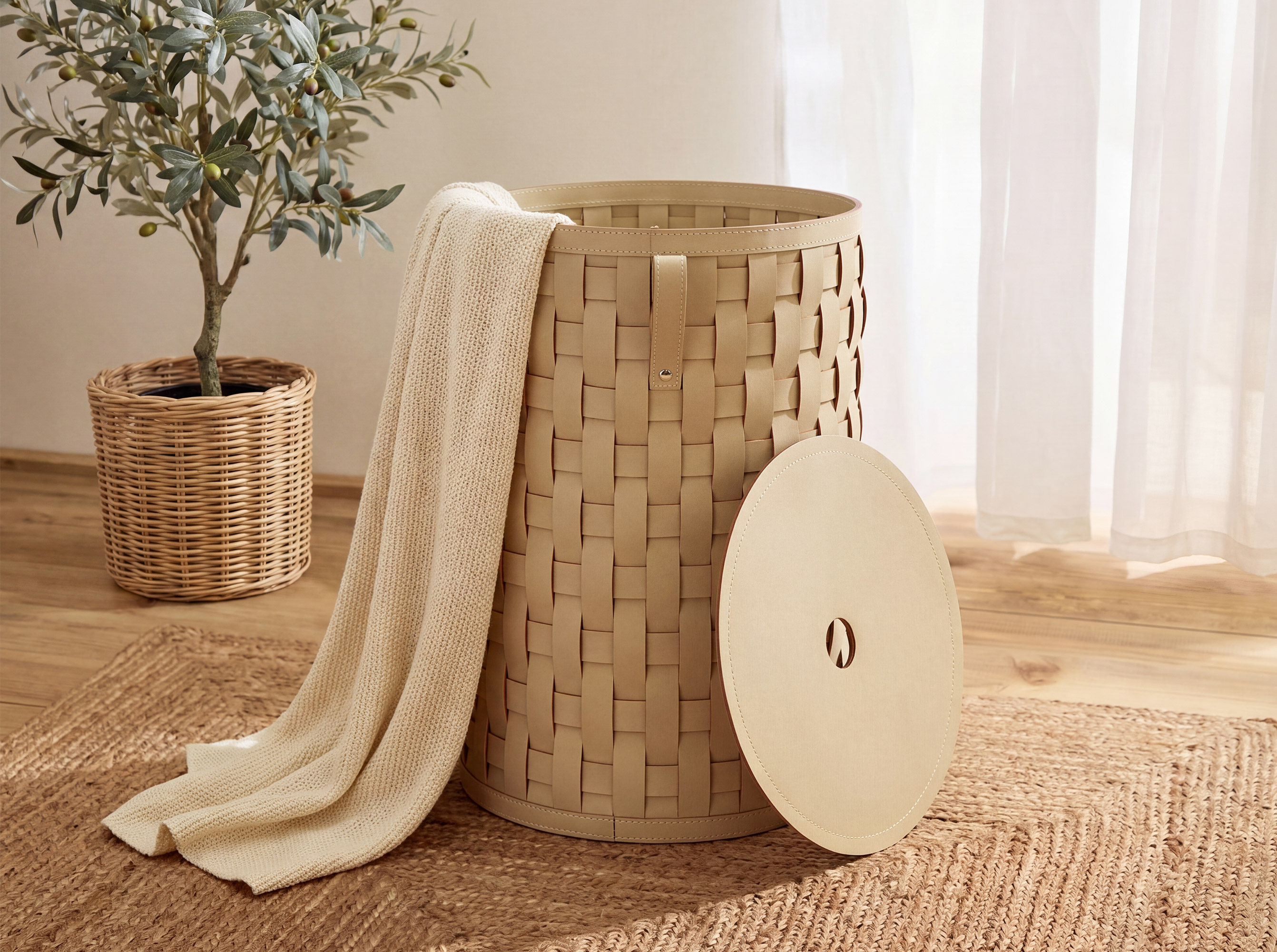Cesto portaoggetti decorativo cilindrico in pelle rigenerata color sabbia con coperchio Cesto portaoggetti decorativo cilindrico in pelle rigenerata color sabbia con coperchio