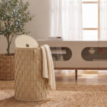 Cesto portaoggetti decorativo cilindrico in pelle rigenerata color sabbia con coperchio
