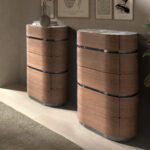 Chiffonnier en noyer avec base en acier foncé et plateau en marbre céramique