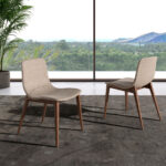 Chaise rembourrée en tissu avec structure couleur noyer