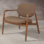 Fauteuil tapissé en croûte de cuir et pieds en frêne