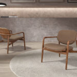 Fauteuil tapissé en croûte de cuir et pieds en frêne