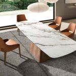 Chaise en similicuir marron