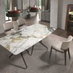 Chaise en tissu gris clair