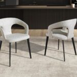 Стул из белоснежной ткани