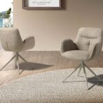 Вращающийся стул из бежевой ткани