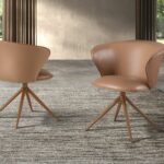 Chaise pivotante en similicuir camel