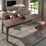 Chaise pivotante en similicuir camel