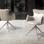 Вращающийся стул из экокожи молочно-белого и грейдж цвета