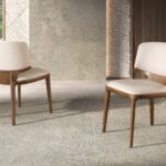 Кресло из искусственной кожи кремового цвета