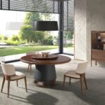 Кресло из искусственной кожи кремового цвета