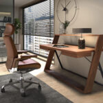 Офисное кресло-вращалка из коричневой кожзаменителя