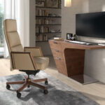 Офисное кресло-вращалка из норковой кожзаменителя