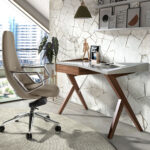 Серое вращающееся офисное кресло из кожзама