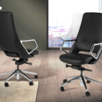 Черное вращающееся офисное кресло из кожзама