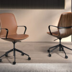 Drehbarer Bürostuhl aus braunem Kunstleder