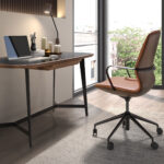 Drehbarer Bürostuhl aus braunem Kunstleder