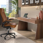 Drehbarer Bürostuhl aus braunem Kunstleder