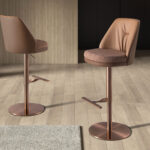 Вращающийся табурет из коричневой ткани с мраморным узором и коричневой искусственной кожи