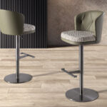 Sgabello girevole in tessuto verde scuro e bianco e similpelle verde oliva