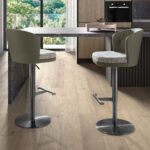 Sgabello girevole in tessuto verde scuro e bianco e similpelle verde oliva