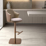 Taburete giratorio tela crema jaspeado y polipiel marrón