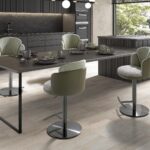 Sgabello girevole in tessuto verde scuro e bianco e similpelle verde oliva