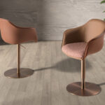 Sgabello girevole in tessuto marrone terracotta e beige e similpelle marrone