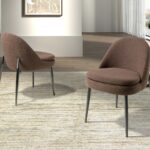 Chaise en tissu marron foncé