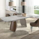 Chaise en tissu marron foncé