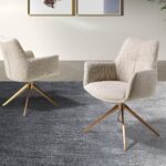 Вращающийся стул из кремовой ткани