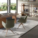 Вращающийся стул из кремовой ткани