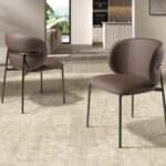 Chaise en similicuir marron foncé