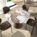 Chaise en similicuir marron foncé