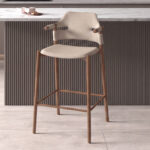 Hocker aus regeneriertem Leder in Sandfarbe