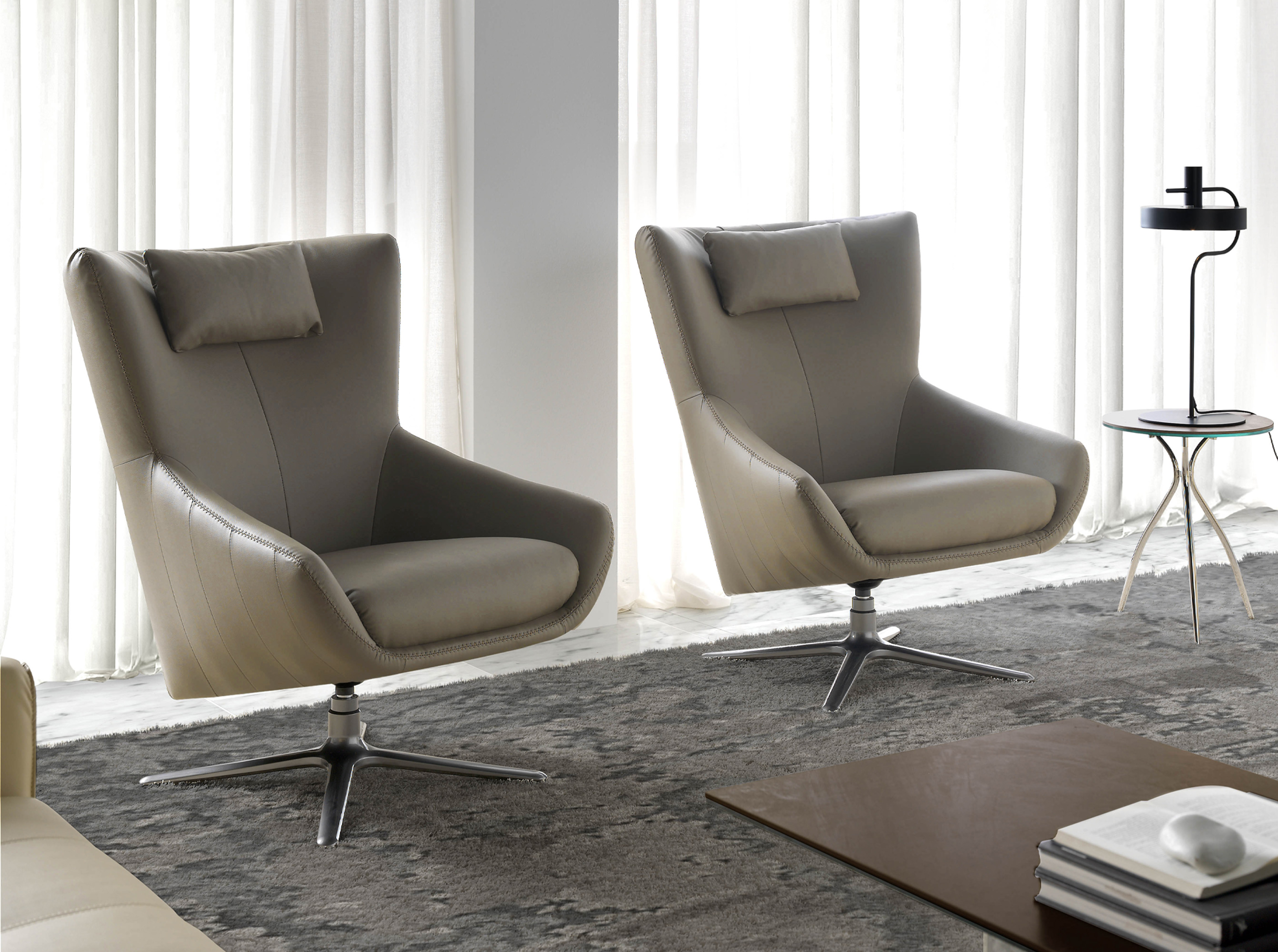 Poltrona girevole con cuscino rivestito in similpelle Poltrona girevole con cuscino rivestito in similpelle