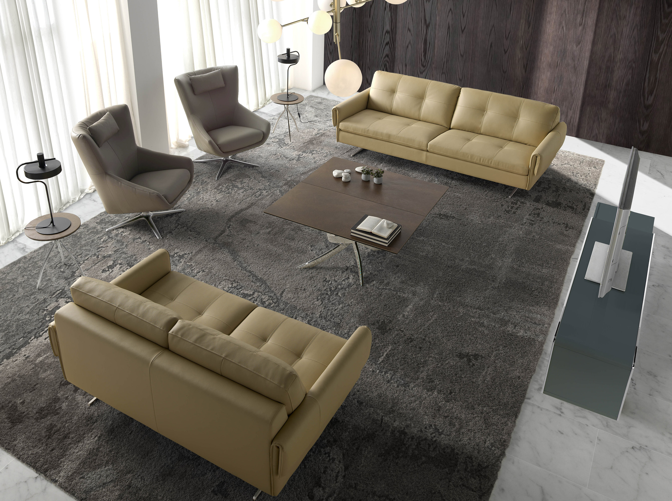 Poltrona girevole con cuscino rivestito in similpelle Poltrona girevole con cuscino rivestito in similpelle