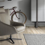 Poltrona girevole con cuscino rivestito in similpelle