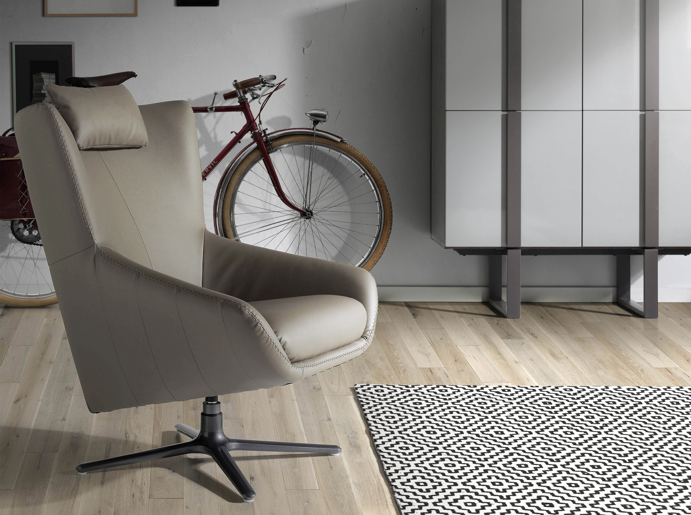 Poltrona girevole con cuscino rivestito in similpelle Poltrona girevole con cuscino rivestito in similpelle