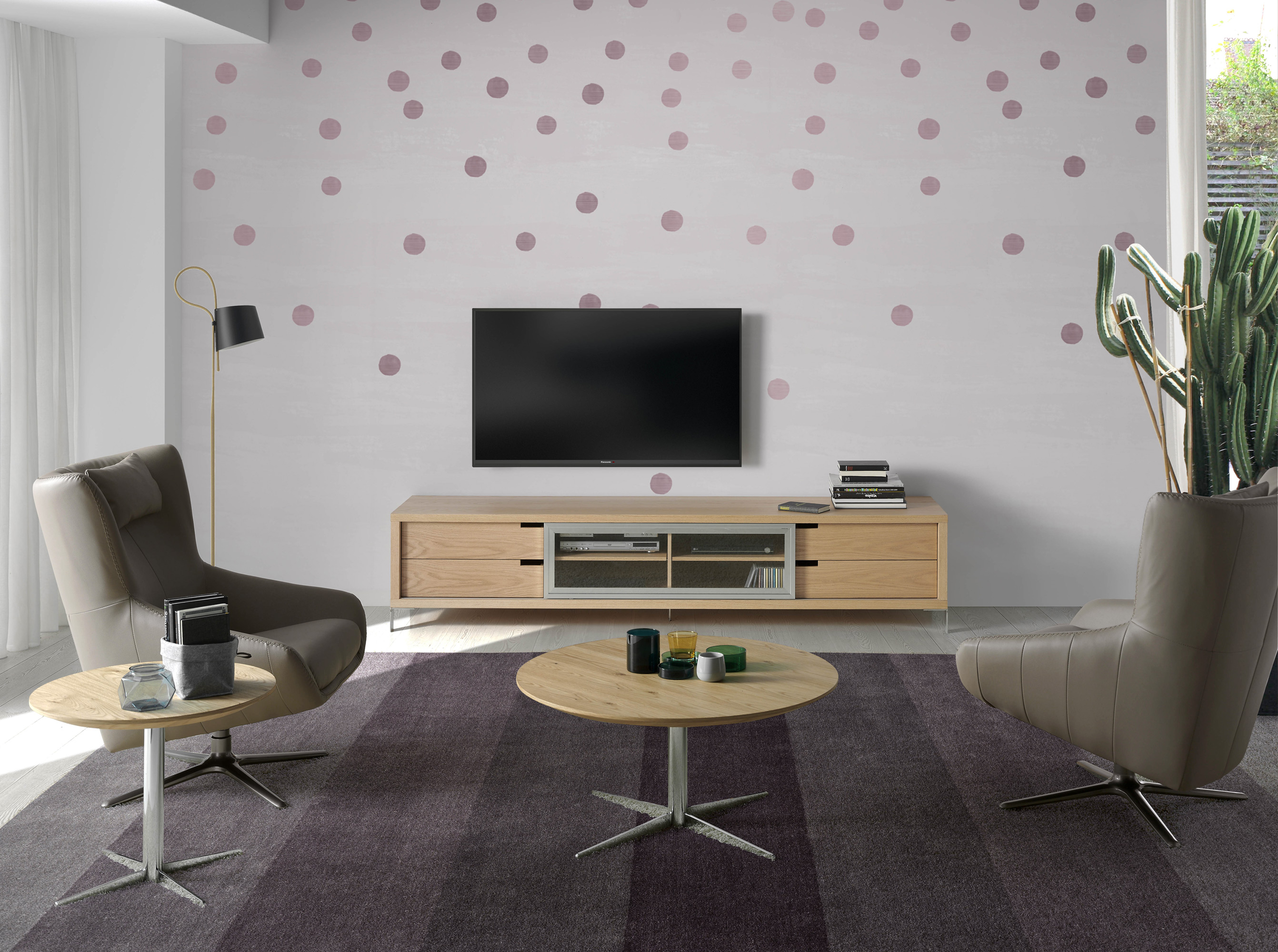 Poltrona girevole con cuscino rivestito in similpelle Poltrona girevole con cuscino rivestito in similpelle