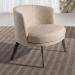 Кресло из кремовой ткани