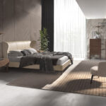 Кресло из кремовой ткани