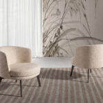 Кресло из кремовой ткани