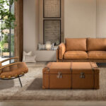 Fauteuil en cuir marron et frêne