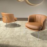 Кресло, обитое коричневой экокожей