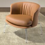 Кресло, обитое коричневой экокожей