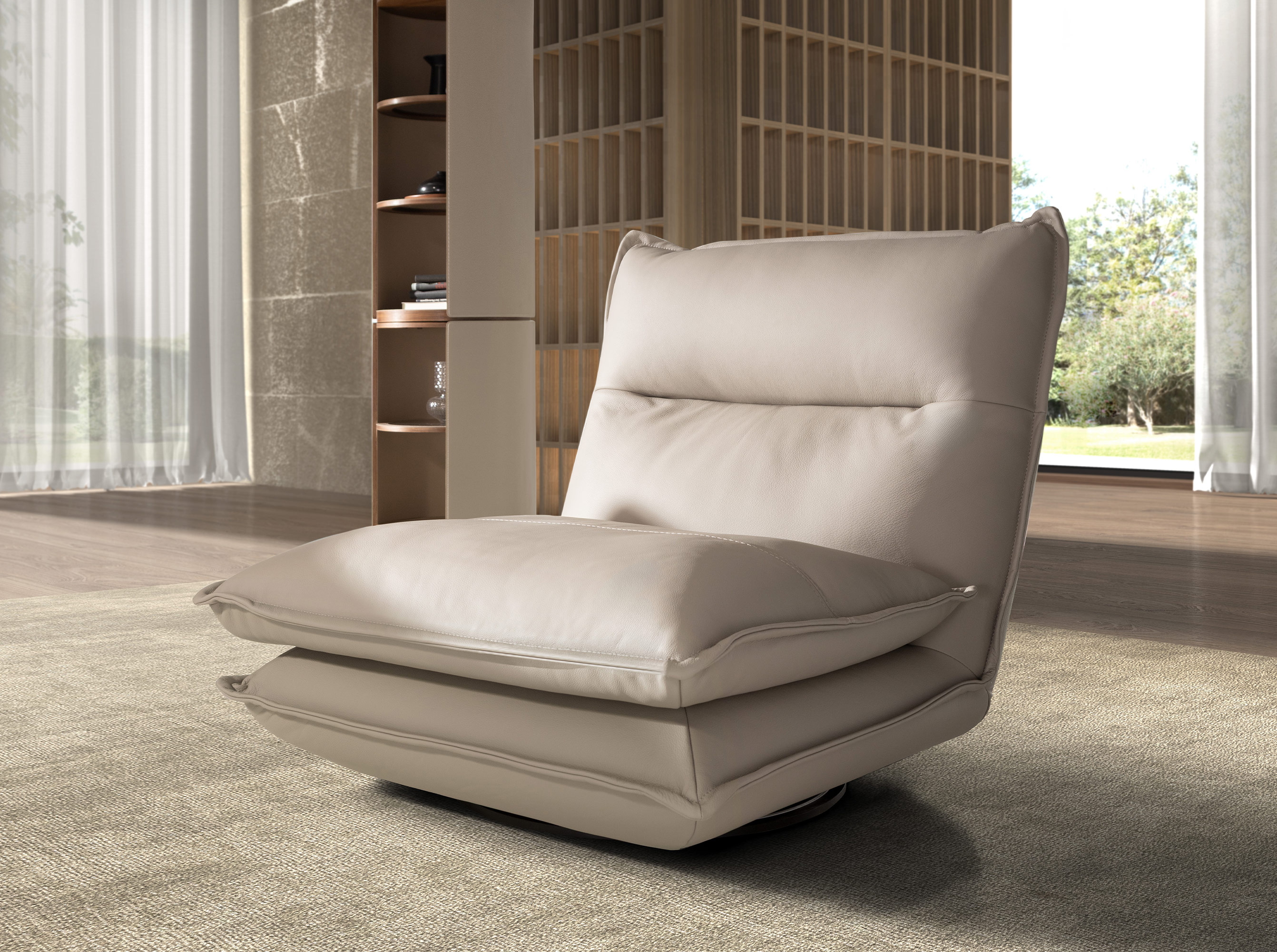 Fauteuil pivotant en cuir gris taupe Fauteuil pivotant en cuir gris taupe