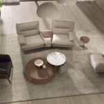 Fauteuil pivotant en cuir gris taupe