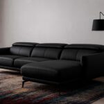 Divano chaise longue rivestito in pelle e gambe in acciaio nero